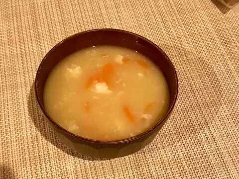 にんじんとじゃがいもの味噌汁（たまご入り）